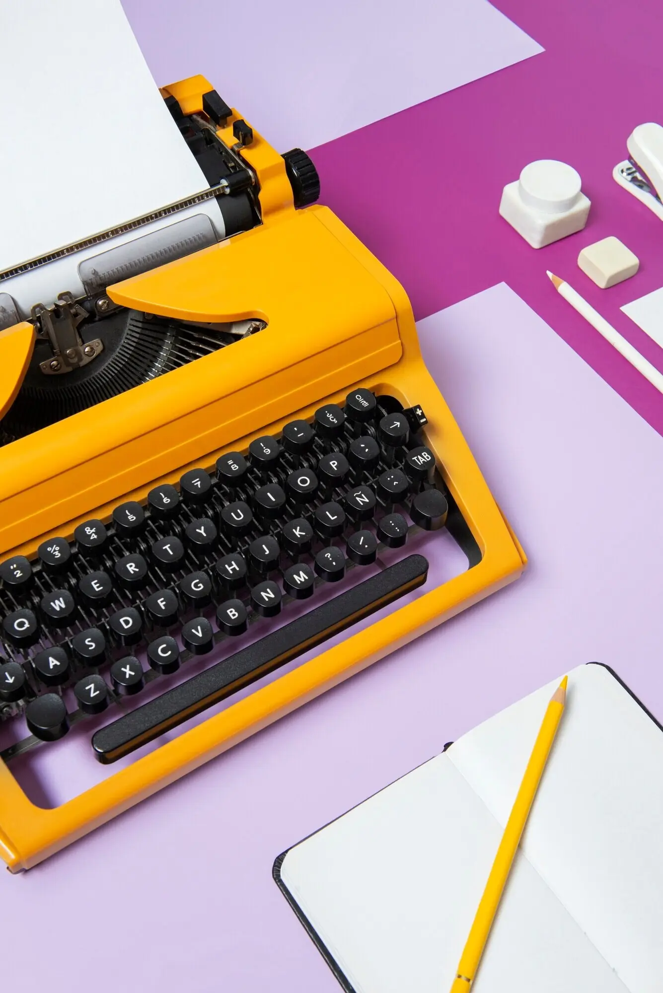 Leuchtend bunte Retro-Schreibmaschine mit Tastatur und Knöpfen